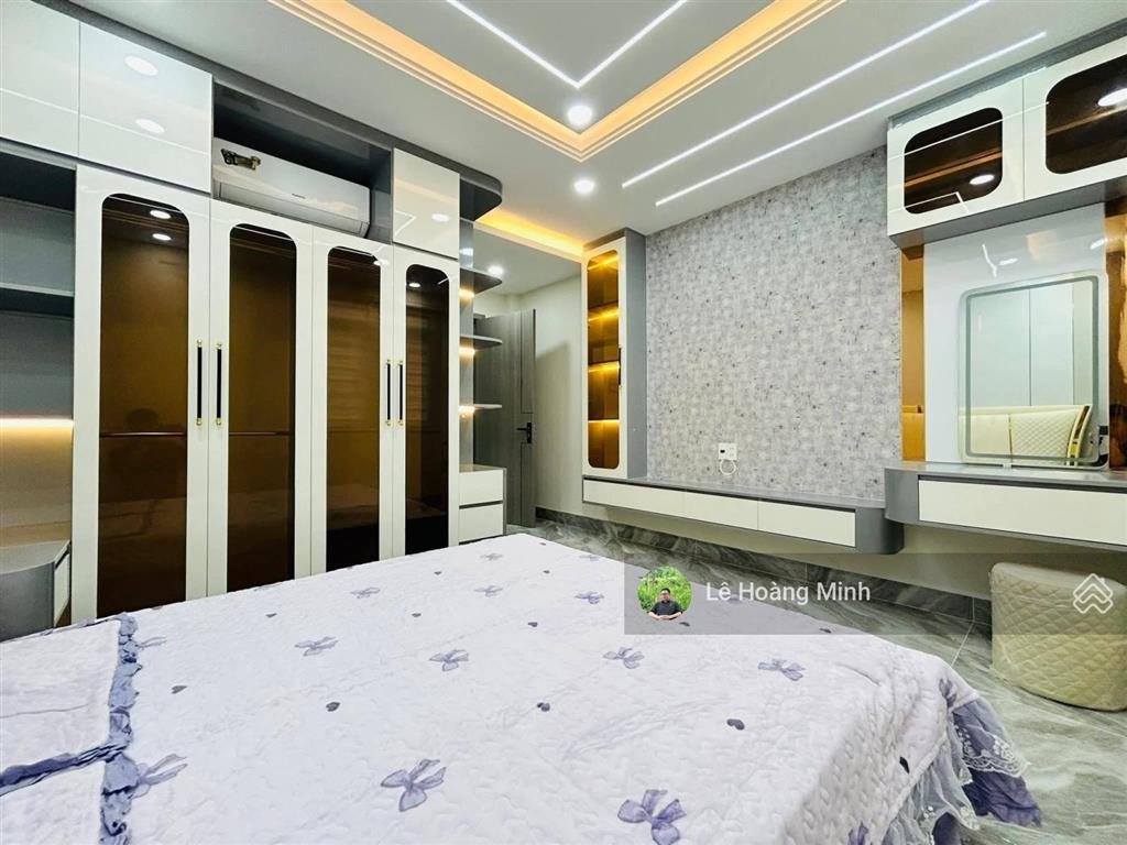 Siêu phẩm 4m x 20m. 5 tầng có thang máy. phòng karaoke 1/ hẻm 7m thông thạnh lộc 27