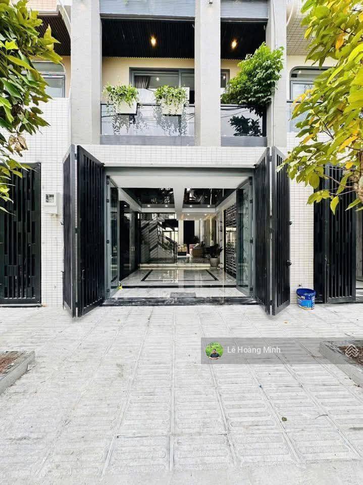 Siêu phẩm 4 tầng có thang máy và ô chờ mặt tiền nhánh đường thạnh lộc 37