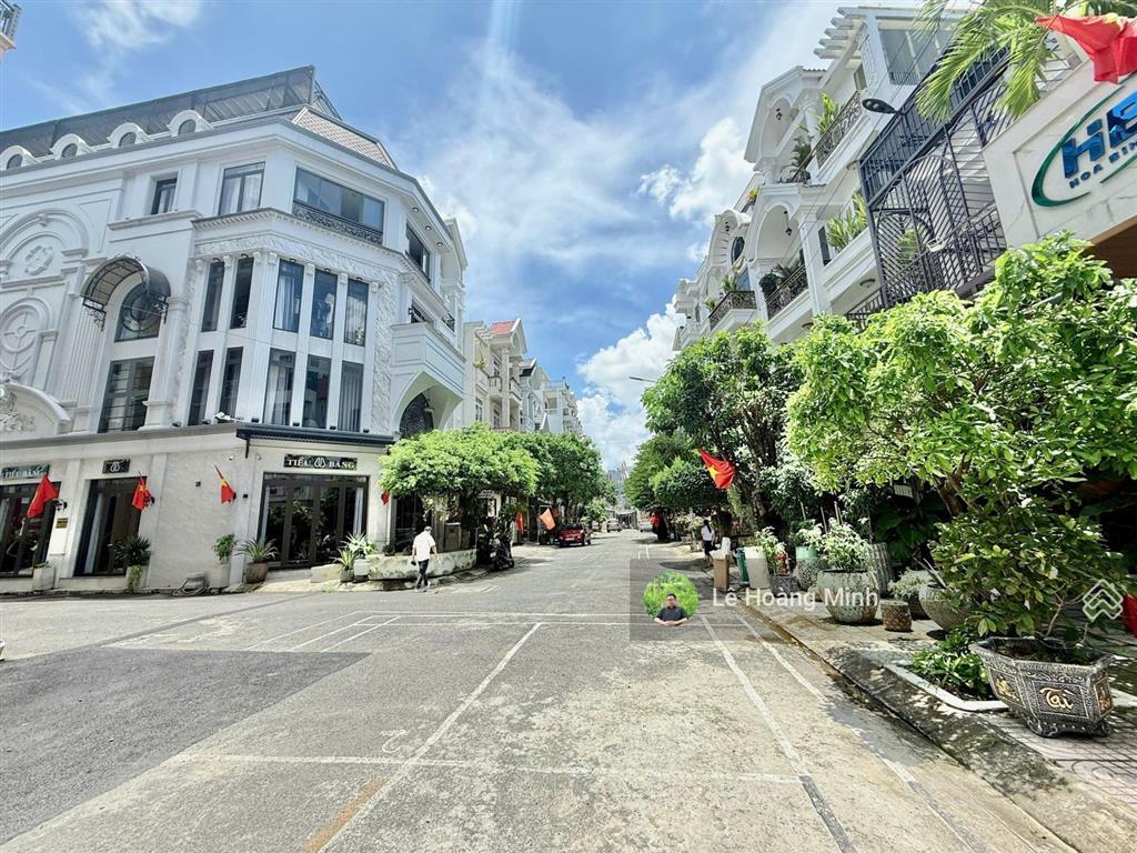 Siêu phẩm ngang 5,5m xây 4 tầng thang máy hẻm rộng 14m thông khu vip tch 10