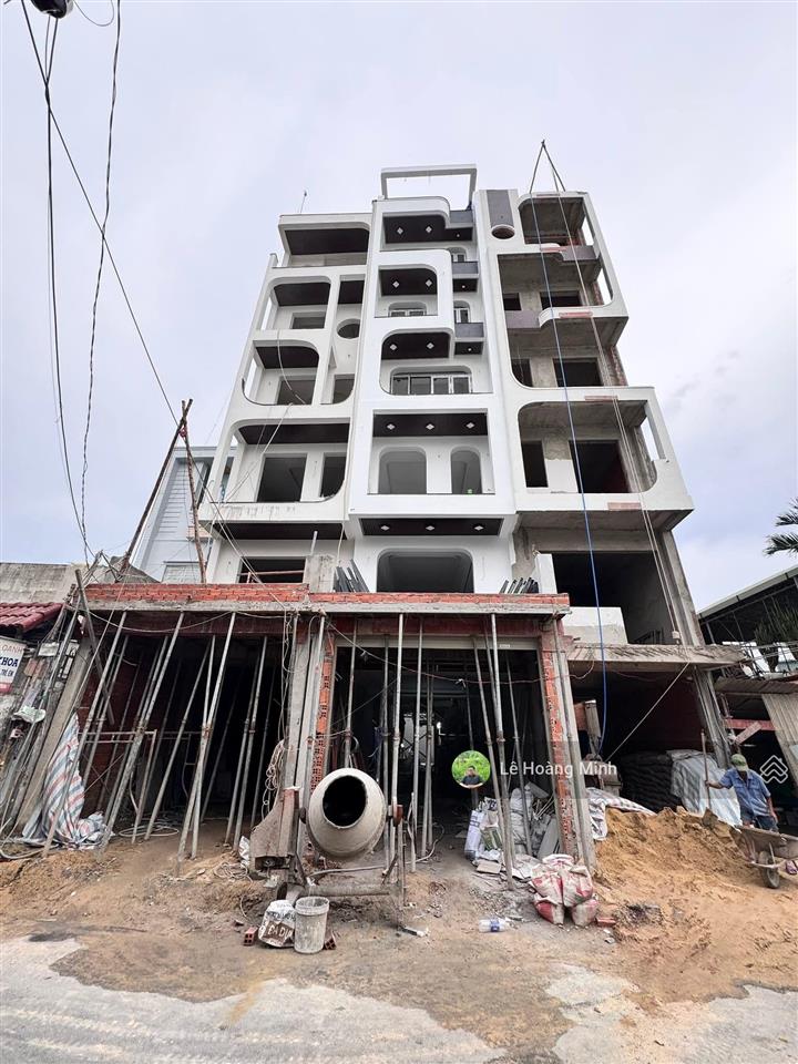 Tòa nhà 7 tầng có thang máy. ngay bờ kè tham lương. ngã tư nguyễn văn quá. quang trung