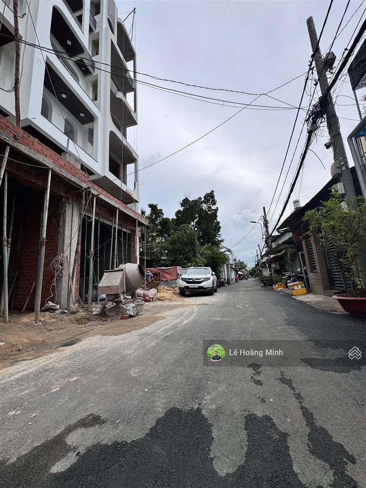 Tòa nhà 7 tầng có thang máy. ngay bờ kè tham lương. ngã tư nguyễn văn quá. quang trung