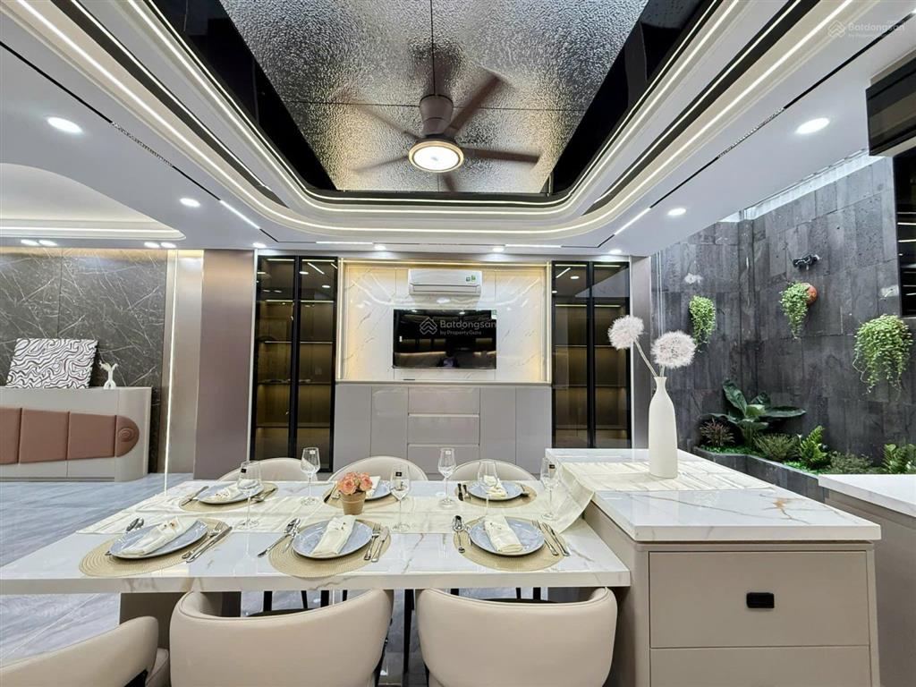 Siêu phẩm 5,5m x 18m. 5 tầng có thang máy hẻm nhựa 8m đường tân chánh hiệp 18, ngay đh gtvt 3