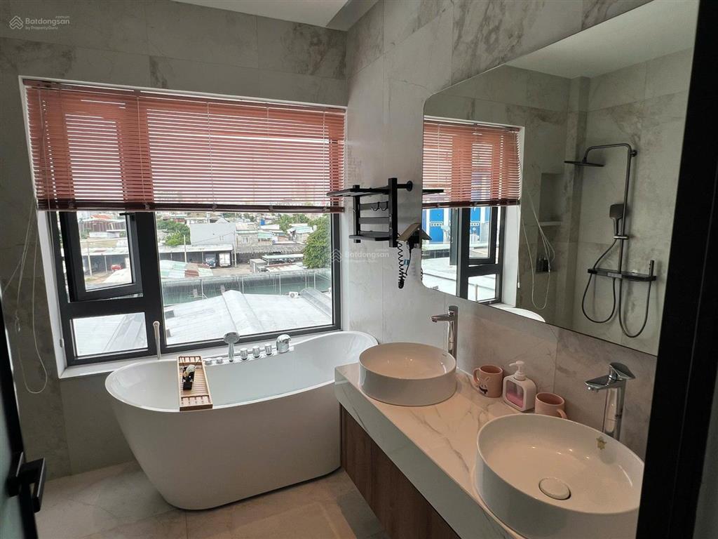 Siêu phẩm 4 tầng đẹp mê có pn master hẻm nhựa 12m khu vip ngay ngã tư ga