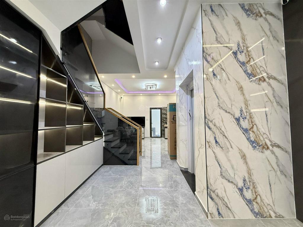Siêu phẩm 5m x 22m. 3 tầng có thang máy. góc 2mt nhựa 8m thông 1/ lê văn khương
