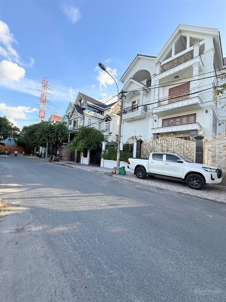 Biệt thự đẹp 200m2, hầm 3 lầu, thang máy, view công viên khu biệt thự lê thị riêng