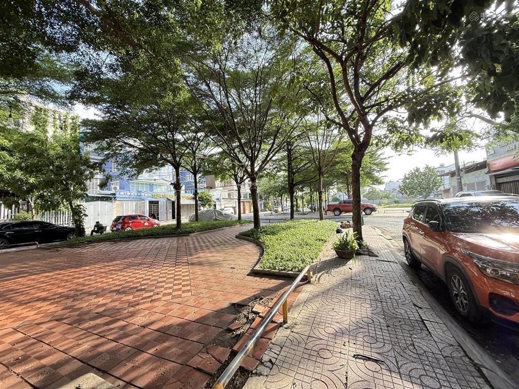 Biệt thự đẹp 200m2, hầm 3 lầu, thang máy, view công viên khu biệt thự lê thị riêng