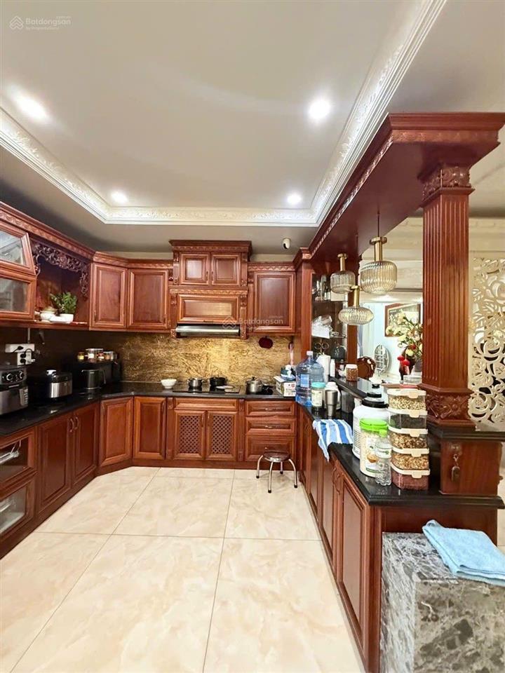 Biệt thự đẹp 200m2, hầm 3 lầu, thang máy, view công viên khu biệt thự lê thị riêng