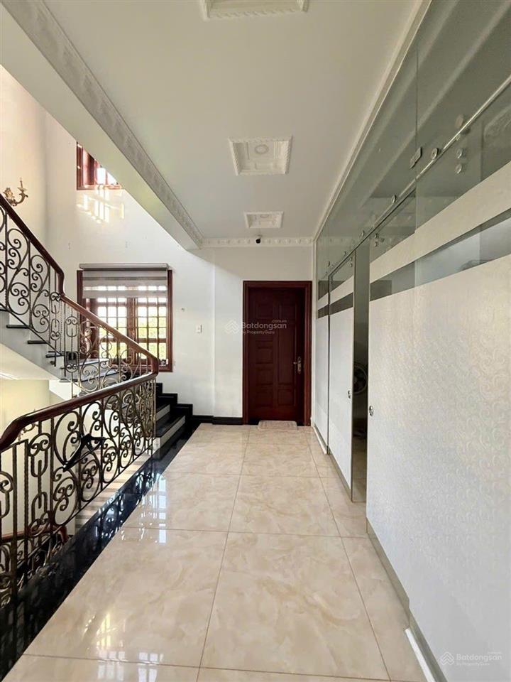 Biệt thự đẹp 200m2, hầm 3 lầu, thang máy, view công viên khu biệt thự lê thị riêng