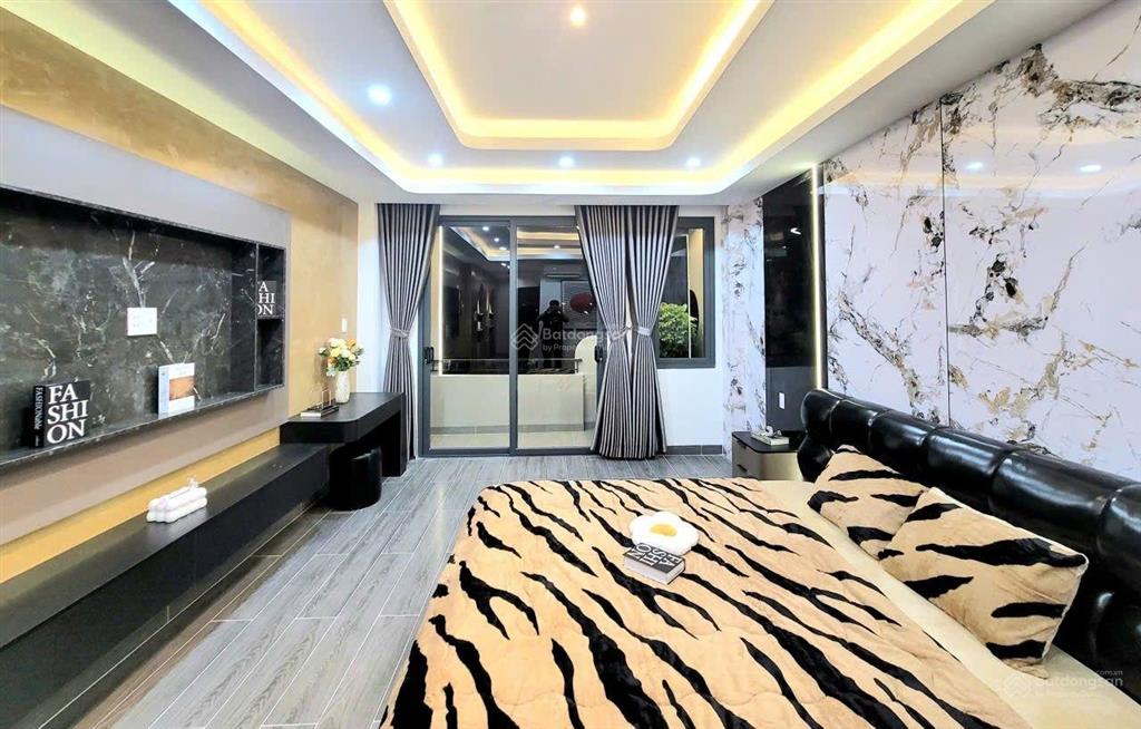 Siêu phẩm 5 tầng thang máy đẹp mê có pn master. ngay ngã tư ga, thạnh lộc