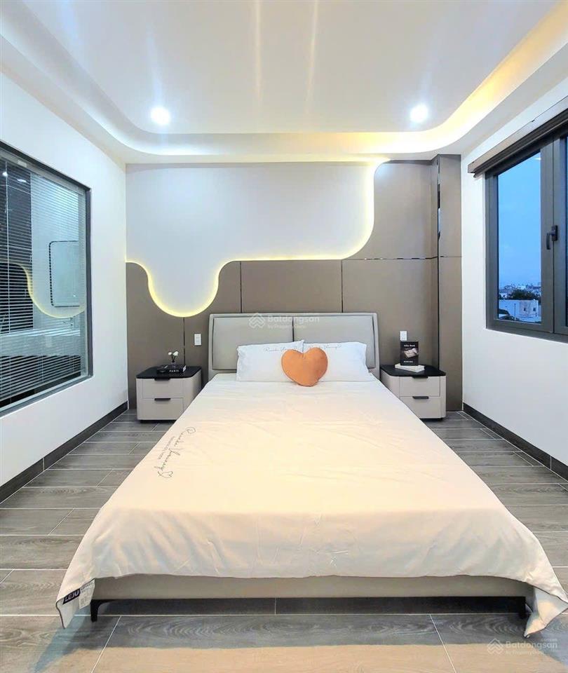Siêu phẩm 5 tầng thang máy đẹp mê có pn master. ngay ngã tư ga, thạnh lộc