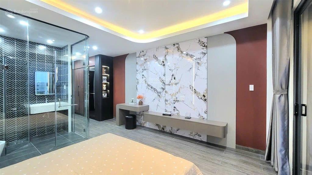 Siêu phẩm 5 tầng thang máy đẹp mê có pn master. ngay ngã tư ga, thạnh lộc