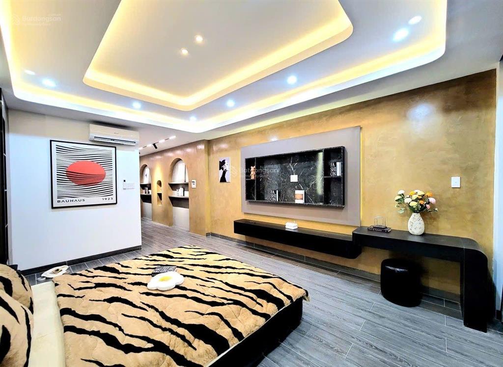 Siêu phẩm 5 tầng thang máy đẹp mê có pn master. ngay ngã tư ga, thạnh lộc