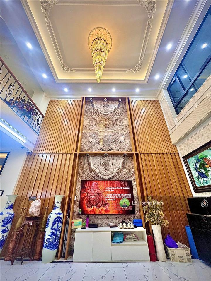 Nhà phố tâm huyết 5m x 40m. 3 tầng thang máy mặt tiền đường tô ngọc vân. đoạn ngay cầu bến phân