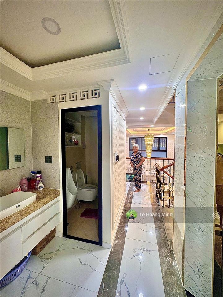 Nhà phố tâm huyết 5m x 40m. 3 tầng thang máy mặt tiền đường tô ngọc vân. đoạn ngay cầu bến phân