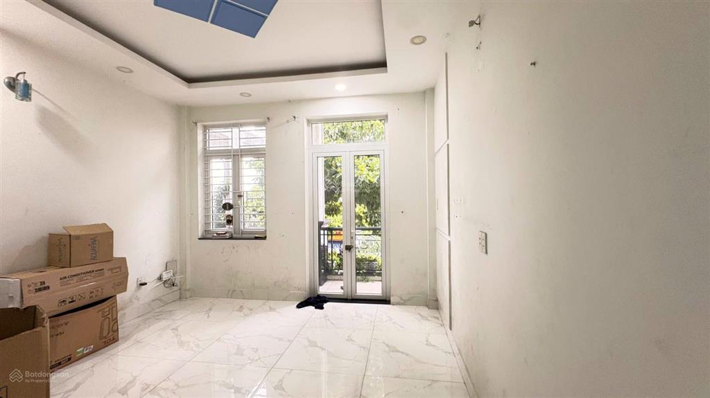 Nhà phố 8m x 22m, xây 5 tầng thành 2 căn mặt tiền chợ hạt điều huỳnh thị hai
