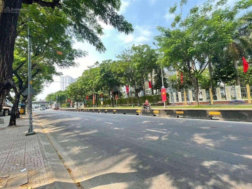 Nhà phố 5m x 17m. 3 tầng có thang máy kdc phú nhuận 1/ ngắn lê thị riêng. đối diện ubnd q12