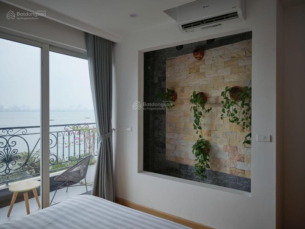 Khách sạn mp trích sài, view trọn hồ tây, dt ~600tr/th. 10 tầng bề thế mặt hồ tây, lô xẻ khe, hiếm