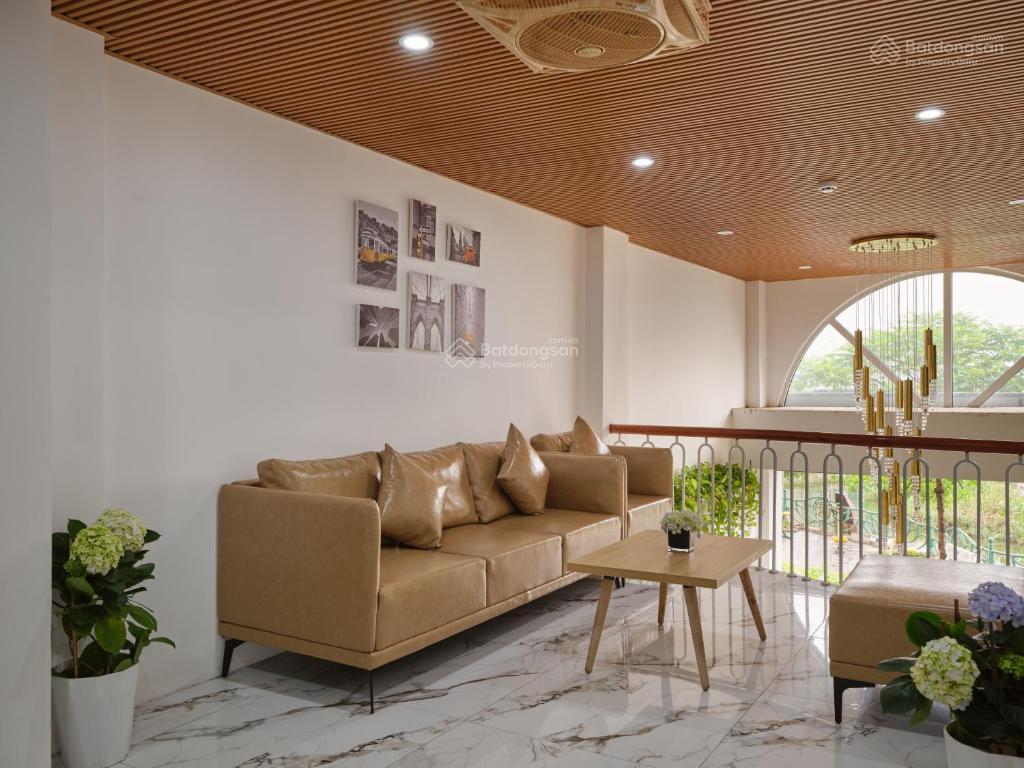 Khách sạn mp trích sài, view trọn hồ tây, dt ~600tr/th. 10 tầng bề thế mặt hồ tây, lô xẻ khe, hiếm