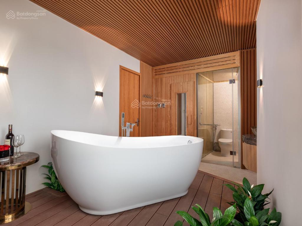 Khách sạn mp trích sài, view trọn hồ tây, dt ~600tr/th. 10 tầng bề thế mặt hồ tây, lô xẻ khe, hiếm