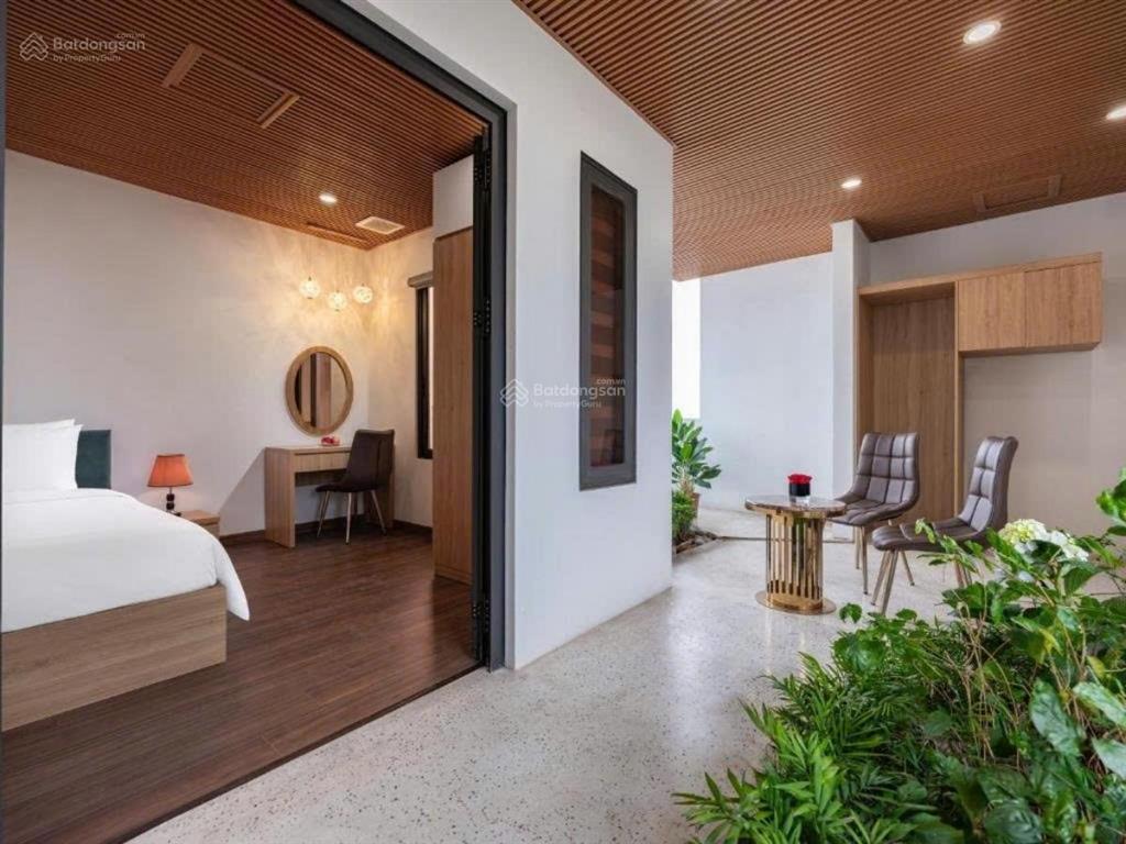 Khách sạn mp trích sài, view trọn hồ tây, dt ~600tr/th. 10 tầng bề thế mặt hồ tây, lô xẻ khe, hiếm
