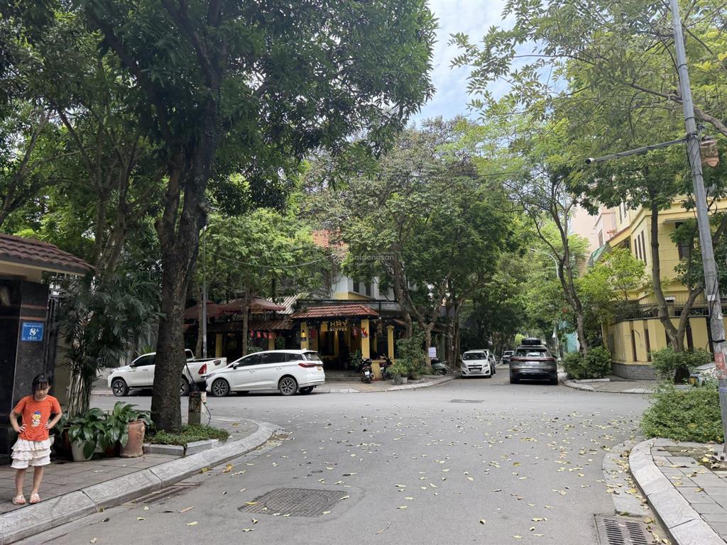 Bán biệt thự dịch vọng ở ngay, 310m2 5t 90 tỷ, sát vđ 2.5 ngay gần cv cầu giấy, thang máy, ở sướng