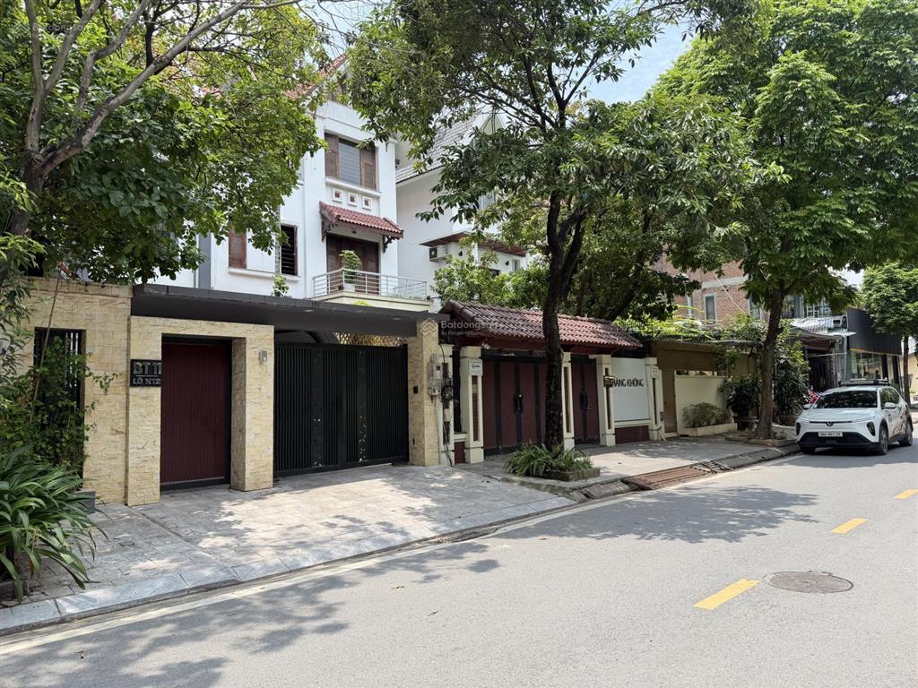 Bán biệt thự dịch vọng ở ngay, 310m2 5t 90 tỷ, sát vđ 2.5 ngay gần cv cầu giấy, thang máy, ở sướng