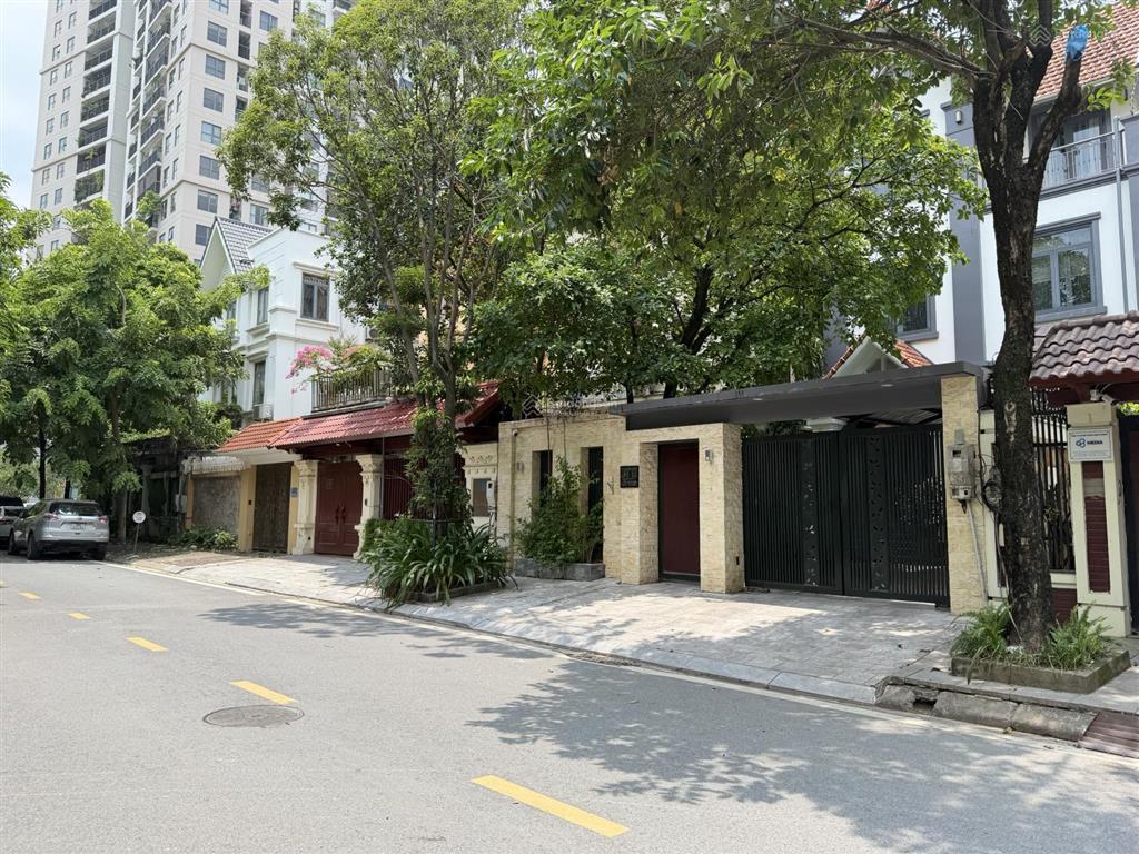 Bán biệt thự dịch vọng ở ngay, 310m2 5t 90 tỷ, sát vđ 2.5 ngay gần cv cầu giấy, thang máy, ở sướng