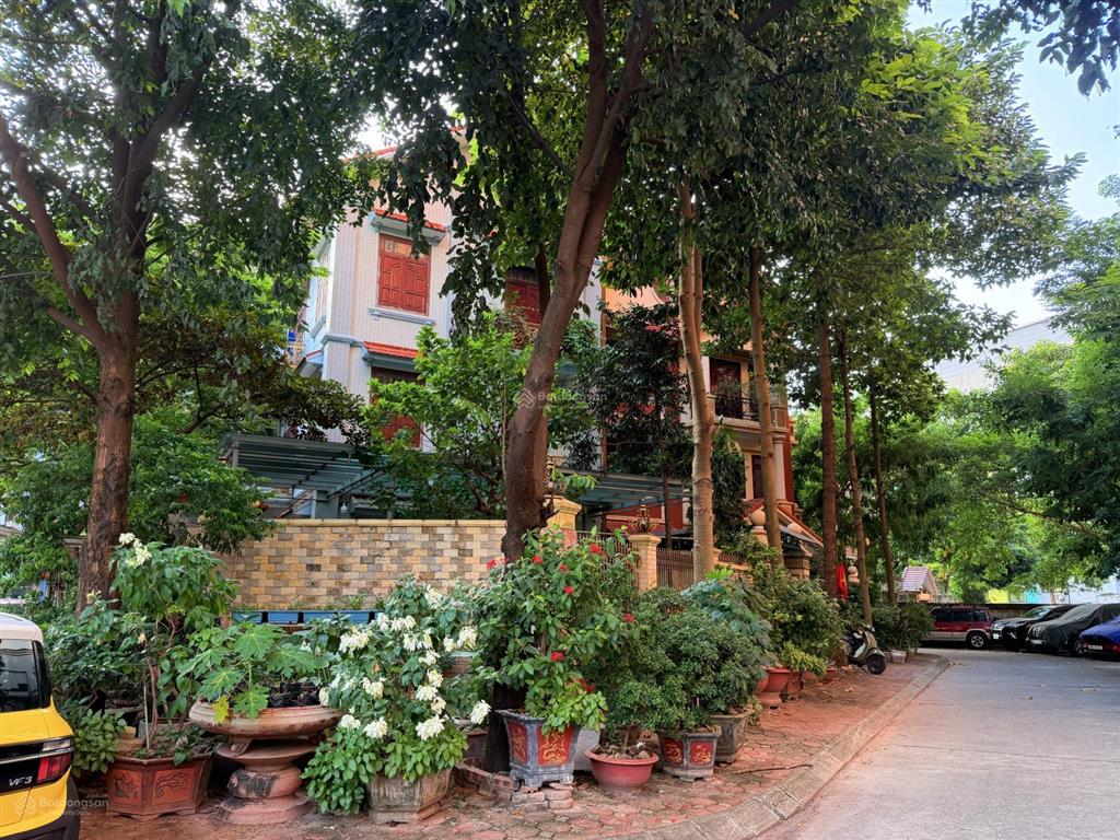 Biệt thự hoàng quốc việt  lô góc 2 thoáng  125m2 4t mt 20m giá 49.6 tỷ, yên tĩnh, phù hợp ở ngay