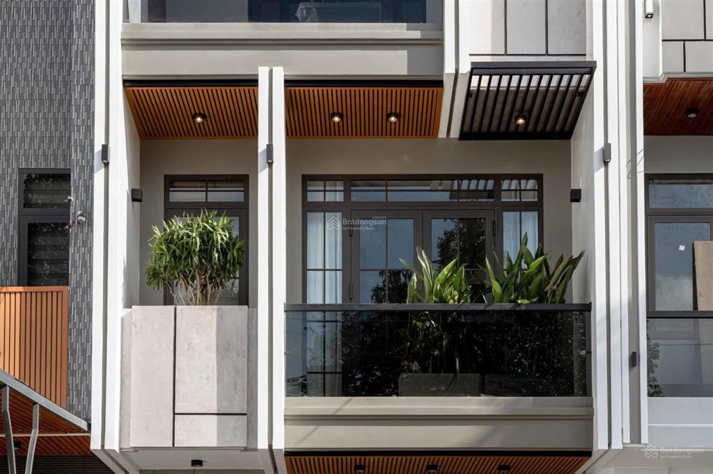 Nắm chủ bán nhà 3 tầng full nội thất đường d7 khu hồng loan 6a