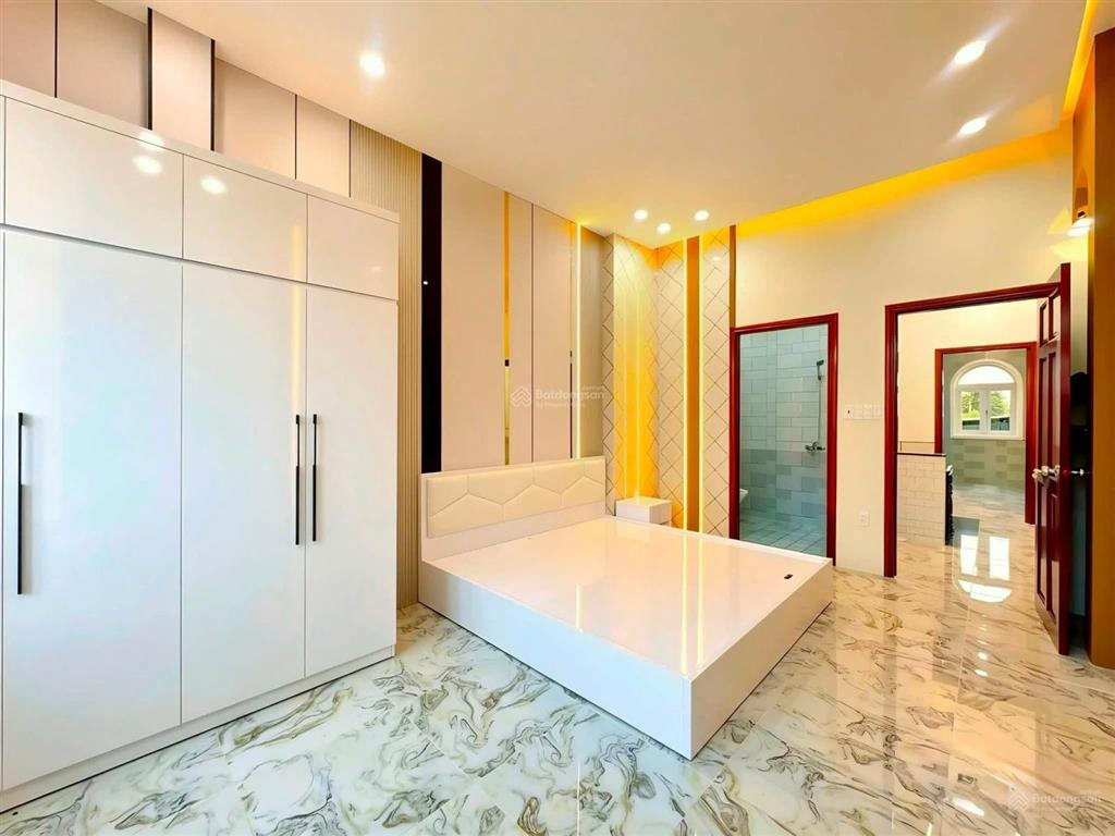 Nắm chủ bán nhà 2 tầng mặt tiền đường trần phú