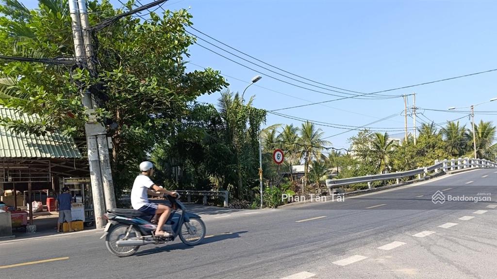 Bán đất mặt tiền 563m2  kênh a lê minh xuân  container 24h  nền bê tông  điện 3 pha  giá 15 tỷ