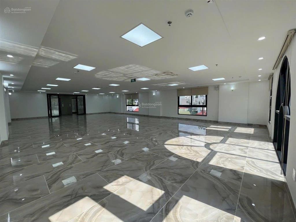 Linhhk bán tòa vp mặt phố hàng chuối mt12m