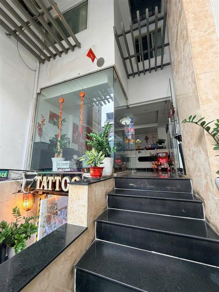 Sang, cho thuê lại khách sạn 18 phòng cao cấp mặt tiền quận 1. ngay ngã 6 phù đổng
