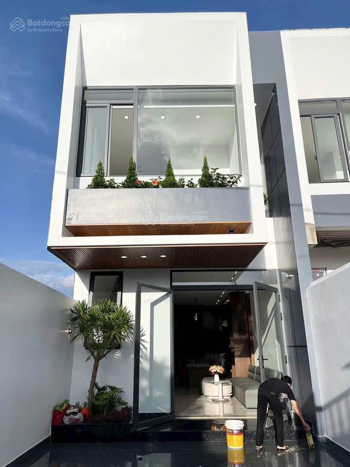 Chủ ngộp cần bán nhà phố sổ riêng hoàn công ngay khu du lịch sơn tiên. chỉ cần tt700 triệu là mua