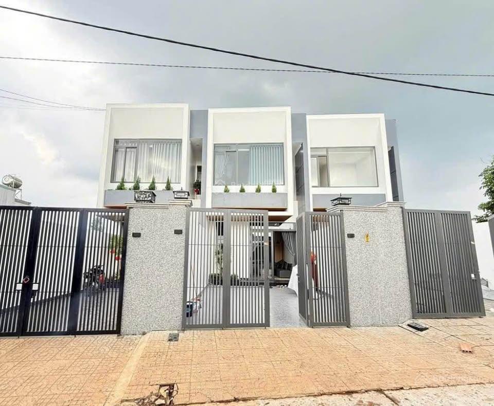 Chủ ngộp cần bán nhà phố sổ riêng hoàn công ngay khu du lịch sơn tiên. chỉ cần tt700 triệu là mua