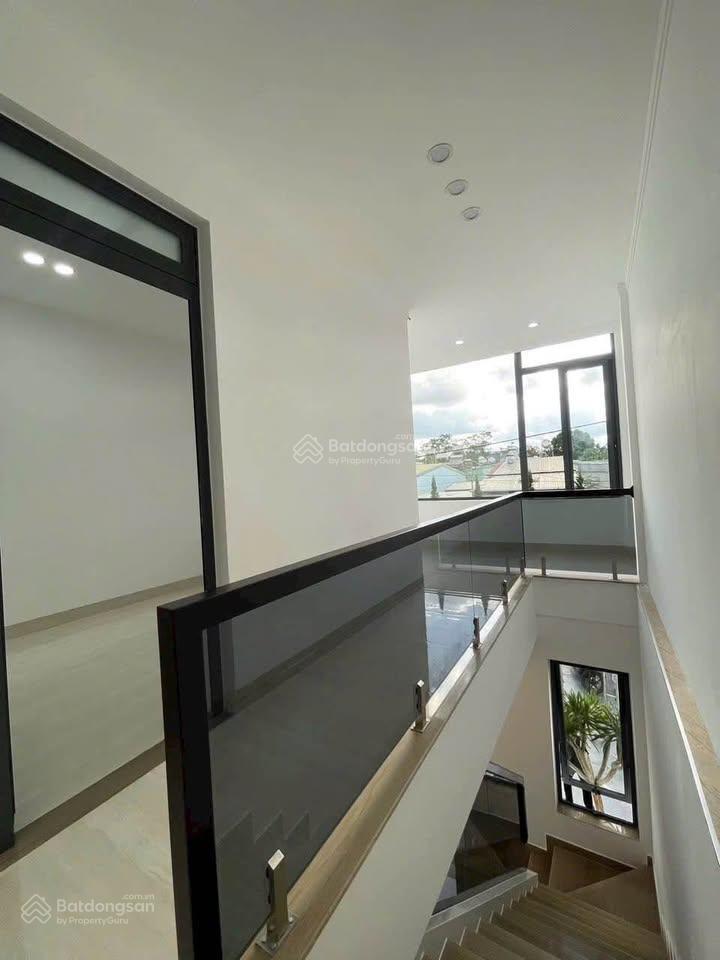 Chủ ngộp cần bán nhà phố sổ riêng hoàn công ngay khu du lịch sơn tiên. chỉ cần tt700 triệu là mua