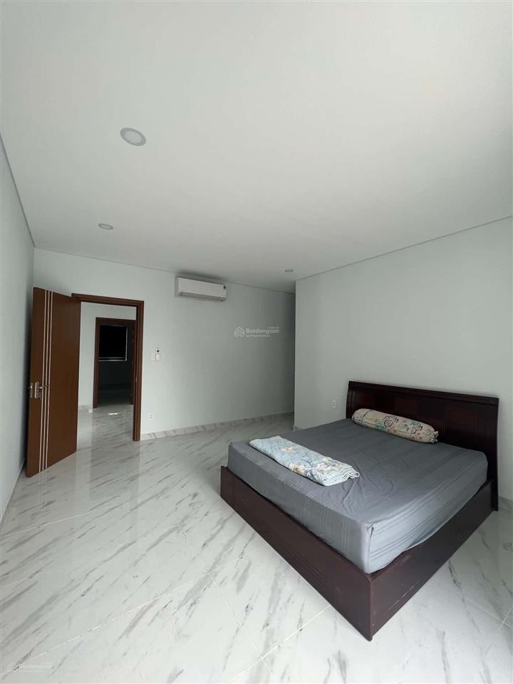 Cho thuê biệt thự liên phường quận 9 sát global city giá 30 triệu/tháng.