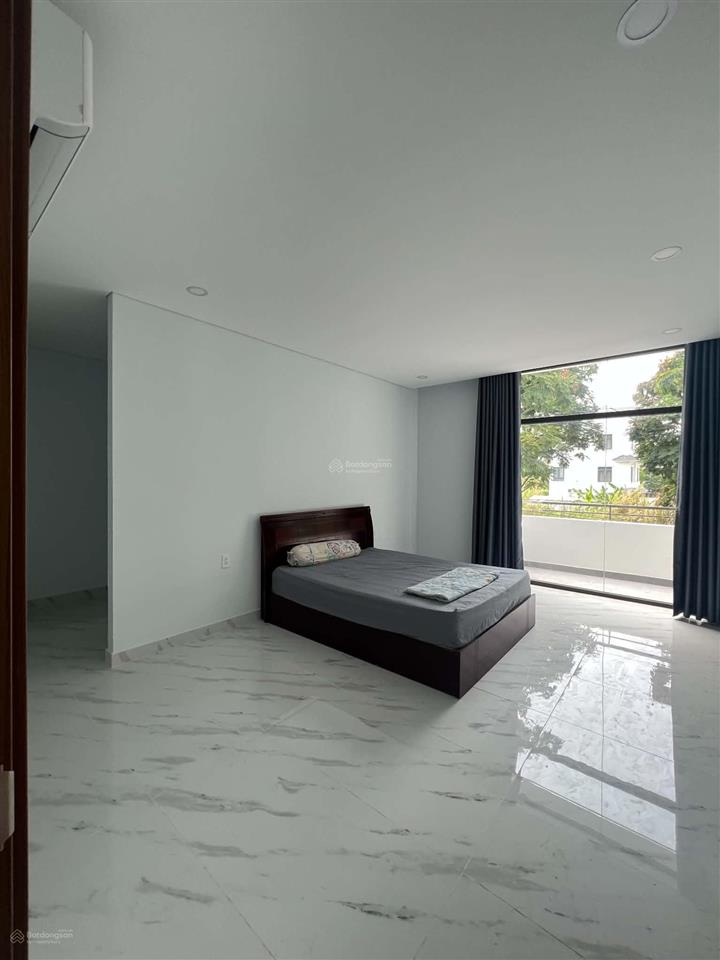 Cho thuê biệt thự liên phường quận 9 sát global city giá 30 triệu/tháng.