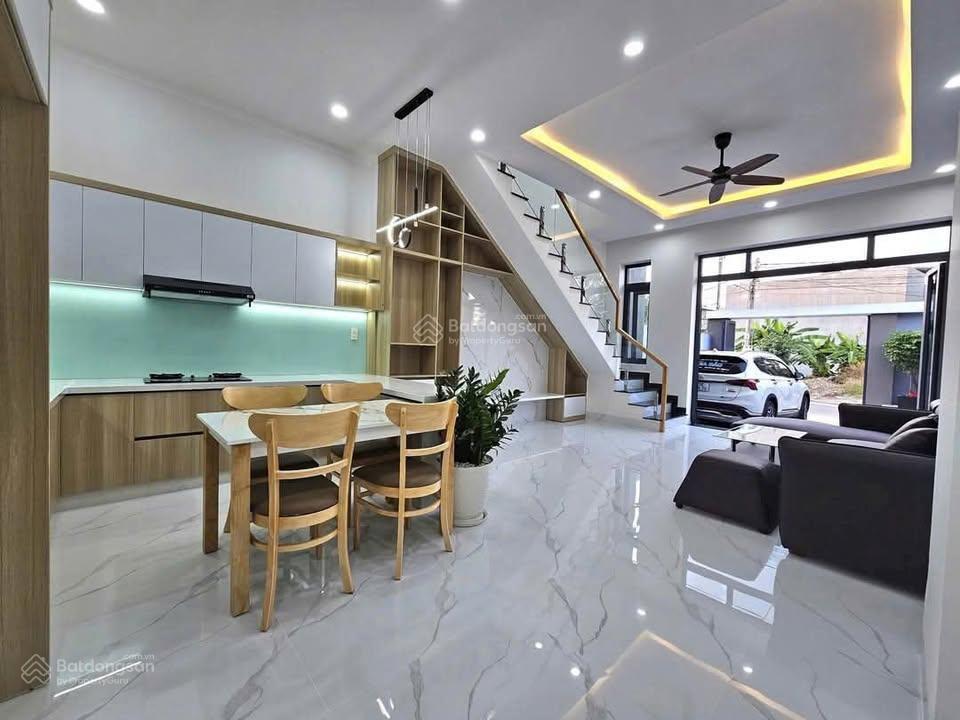 Chính chủ cần bán gấp căn nhà ngay chợ bình chánh 885tr shr , có thể kinh doanh buôn bán được