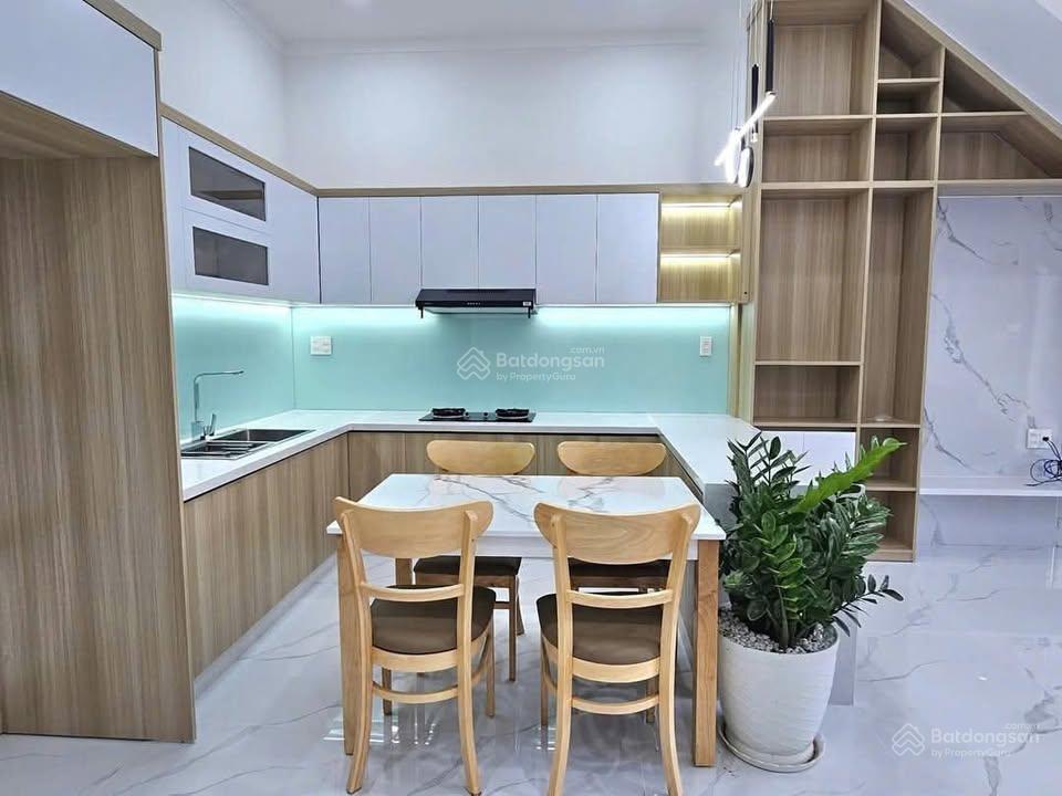 Chính chủ cần bán gấp căn nhà ngay chợ bình chánh 885tr shr , có thể kinh doanh buôn bán được