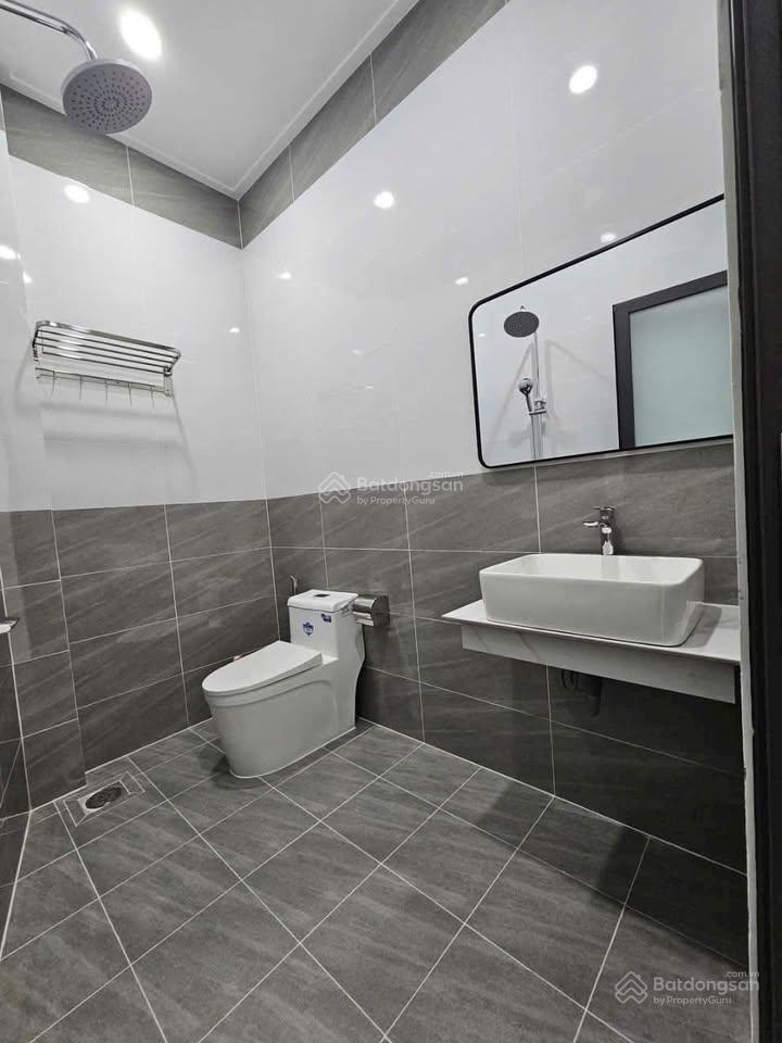 Chính chủ cần bán gấp căn nhà ngay chợ bình chánh 885tr shr , có thể kinh doanh buôn bán được