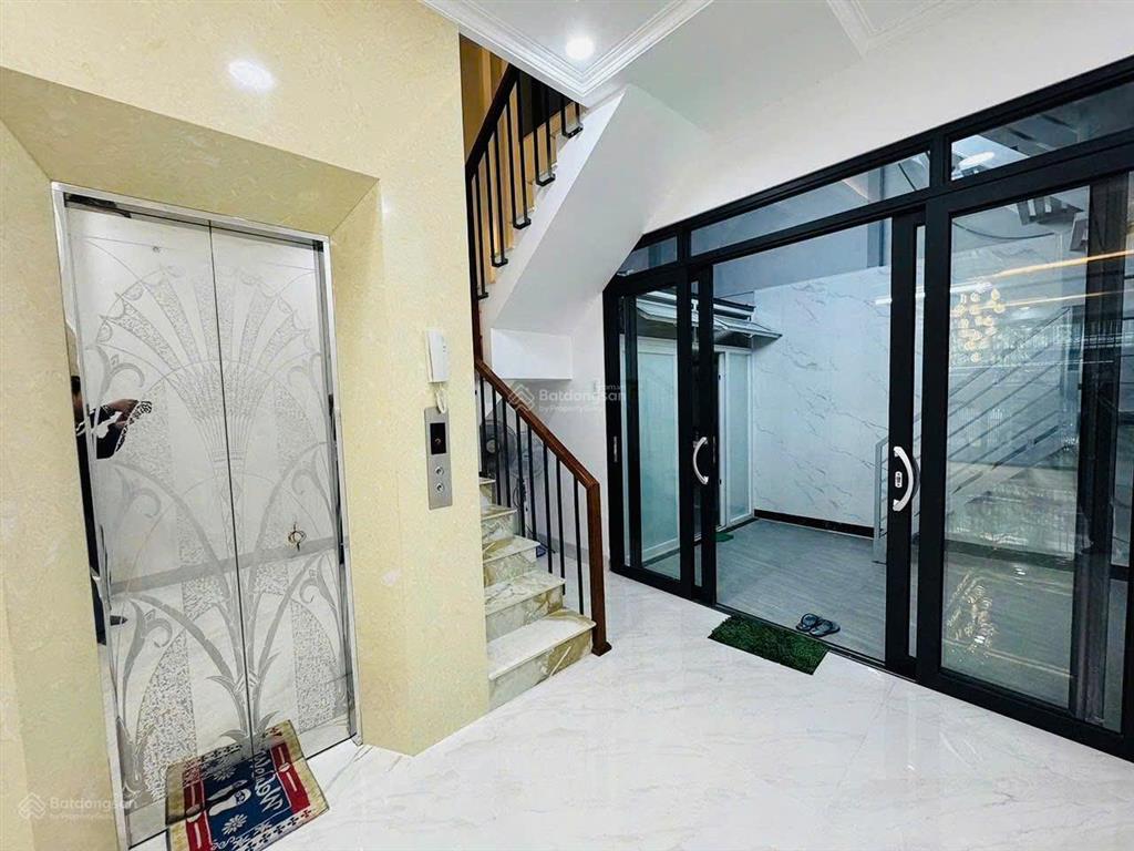 Cho thuê nhà hẻm xe hơi 666 đường 3/2 hầm, thang máy full nội thất giá 50 triệu