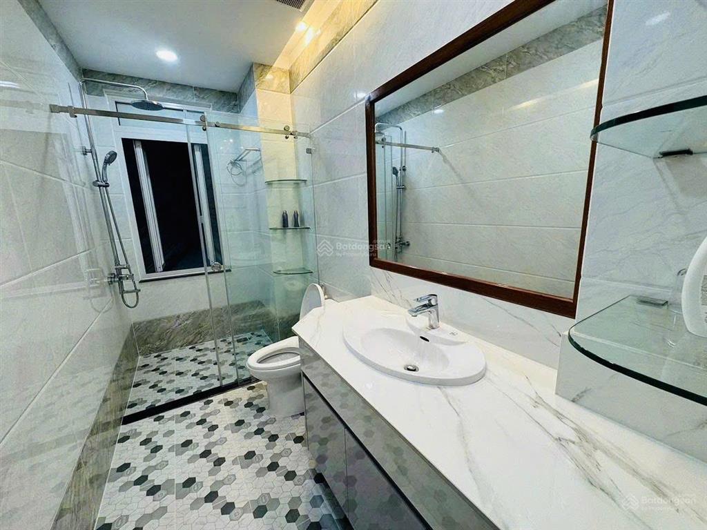 Cho thuê nhà hẻm xe hơi 666 đường 3/2 hầm, thang máy full nội thất giá 50 triệu