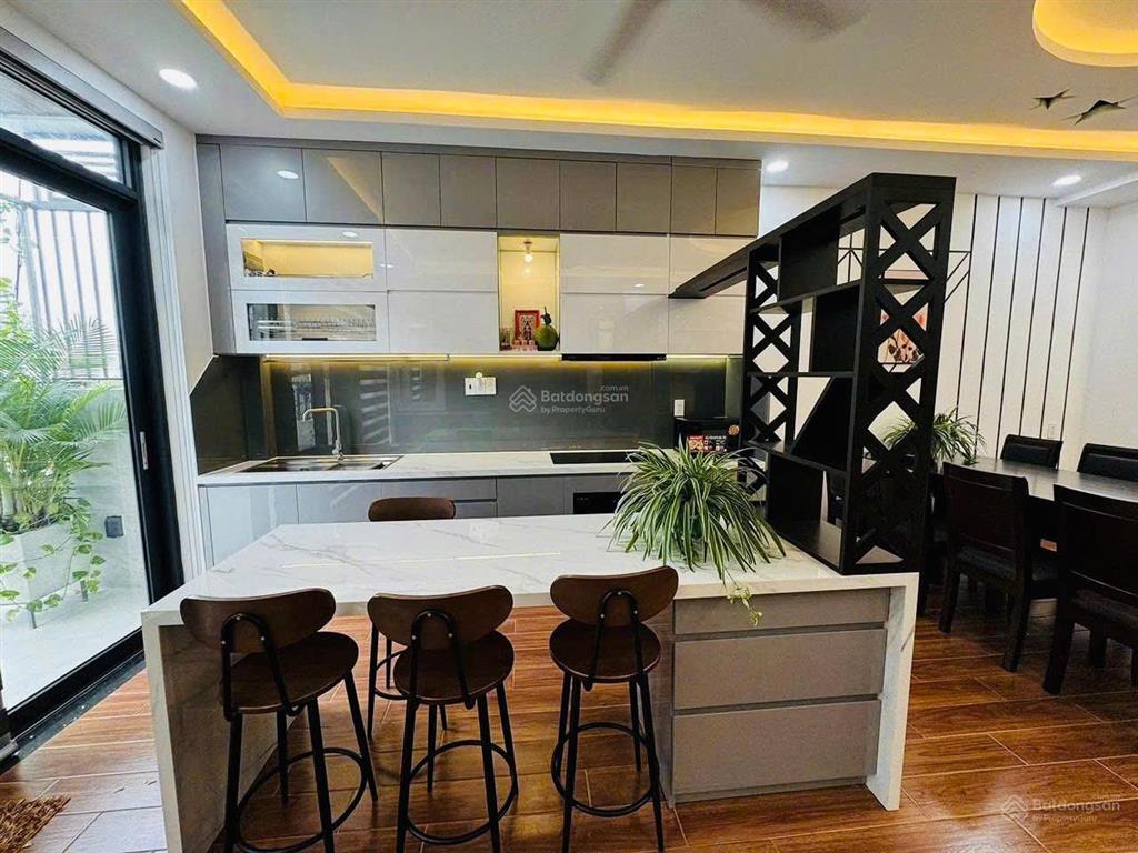 Cho thuê nhà hẻm xe hơi 666 đường 3/2 hầm, thang máy full nội thất giá 50 triệu