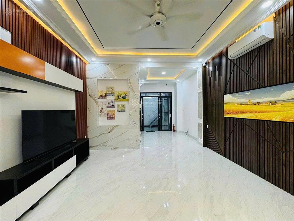 Cho thuê nhà hẻm xe hơi 666 đường 3/2 hầm, thang máy full nội thất giá 50 triệu