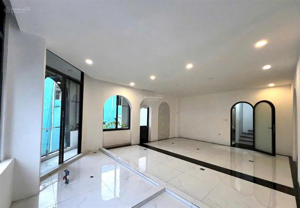 Cho thuê nhà góc 2 mặt tiền 182a lê văn sỹ, phú nhuận  có thang máy