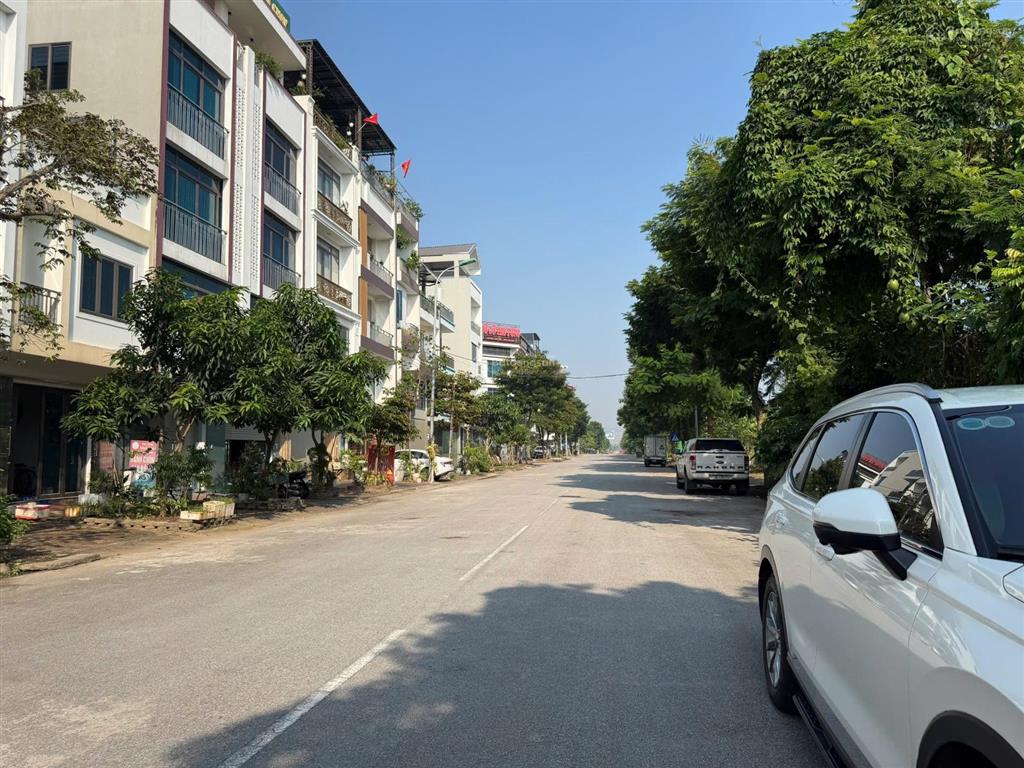 50m tđc trâu quỳ mặt đường 4 làn xe, vỉa hè rộng trục kinh doanh sầm uất bậc nhất khu vực