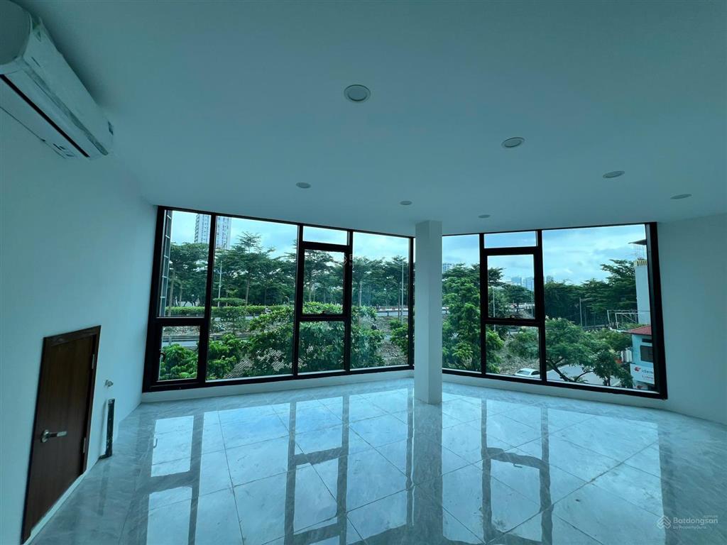 Cho thuê tòa nhà nguyên căn lô góc 2 mặt tiền 530 bưởi giao ngõ 6 vĩnh phúc