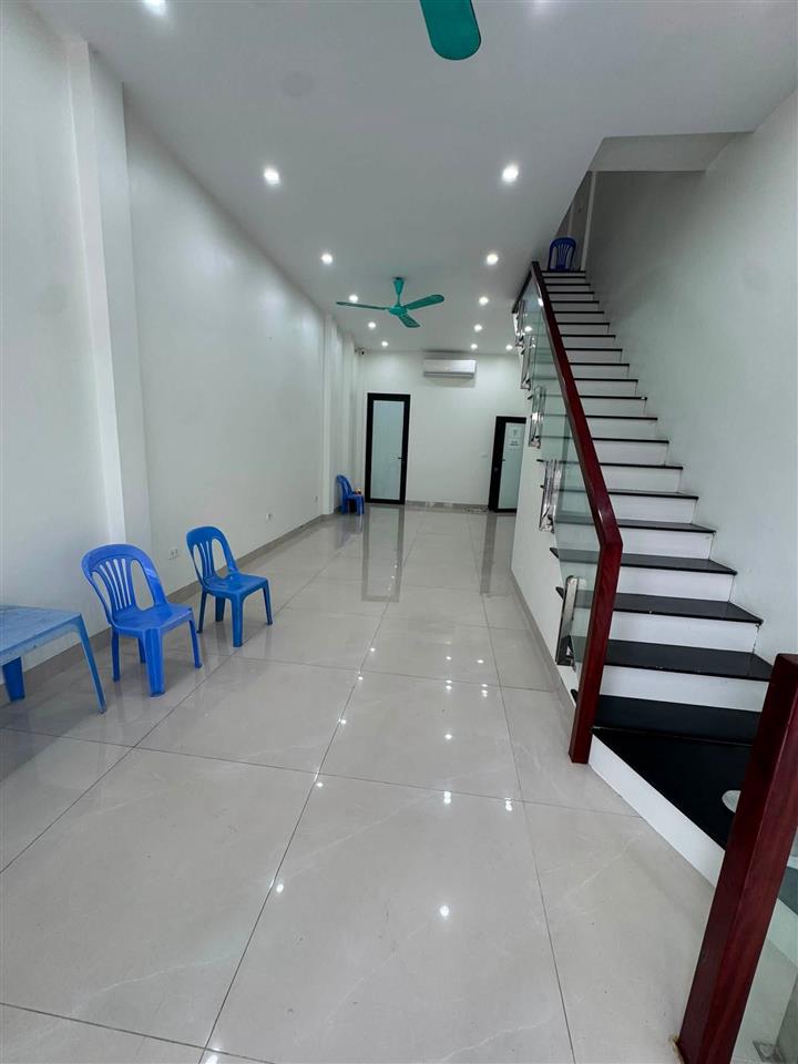 Cho thuê nhà Mặt phố Nguyễn Lam - kinh doanh đa ngành 40m2, 2 tầng, vỉa hè ô tô tránh chỉ