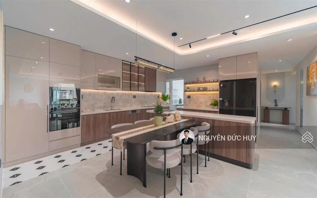 Gia đình cần cho thuê gấp sky garden 3, 2pn 2wc, full nội thất cao cấp mới 100% mr.đức huy